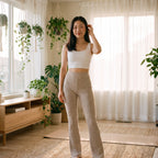 Yuna forfra i beige ribbestrikk-yogabukser